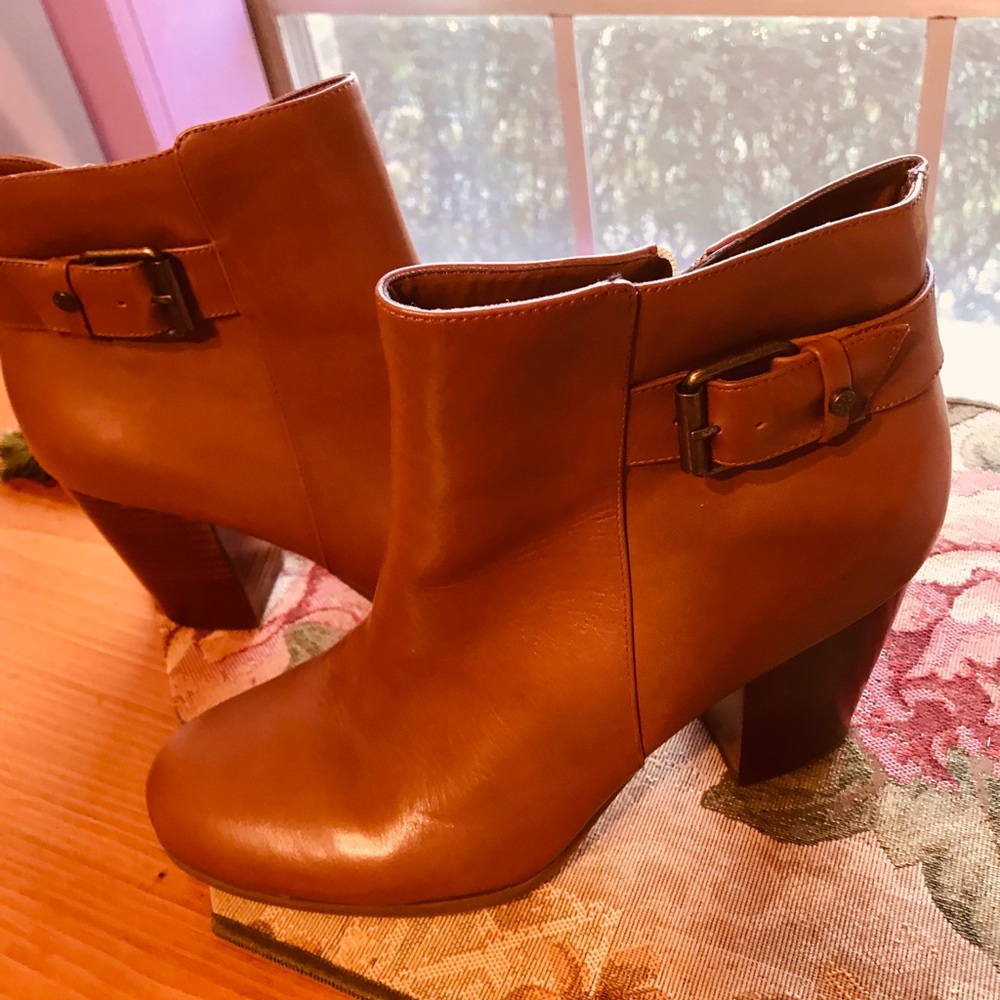 NWOT ISAAC MIZRAHI Booties 10m